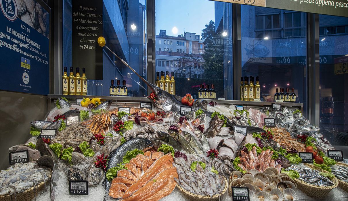 Arredamenti per locali pubblici, retail, minimarket : dettaglio zona fresco, banco pesce