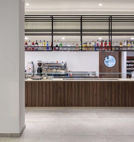 Arredamenti su misura per bar : banco bar in legno