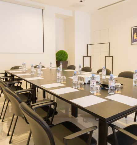 Arredamento su misura per alberghi : sala riunione