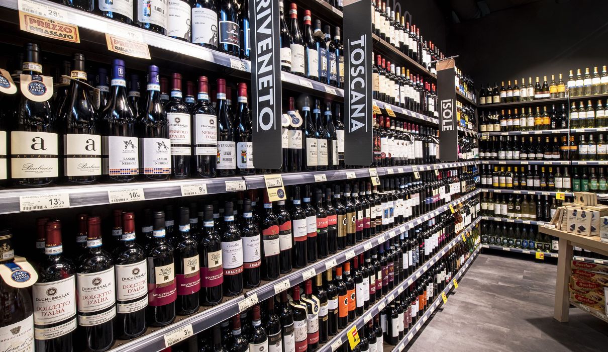 Arredamenti per locali pubblici, retail, minimarket : dettaglio zona vini