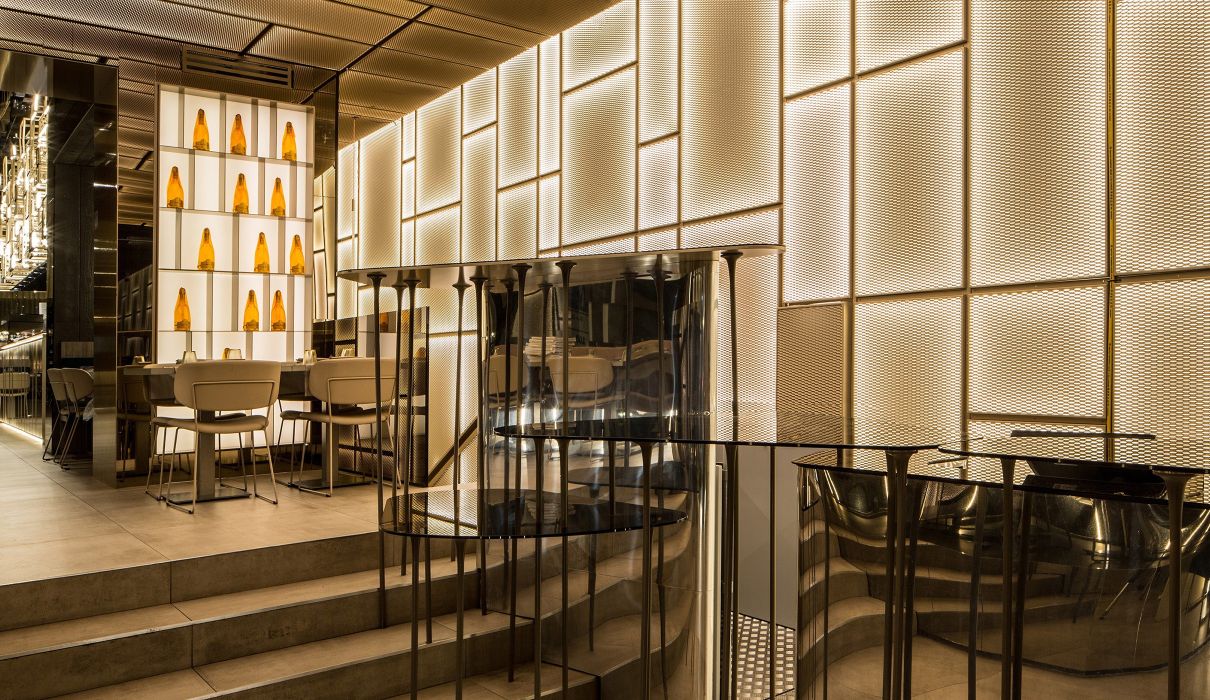 Sushi restaurant arredamento sala ristorante : dettaglio illuminazione a parete