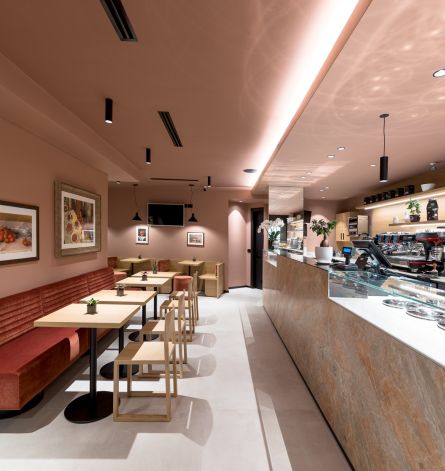 Aarredamento su misura per gelaterie e bar : banco bar, vetrina gelati, tavoli e sedute