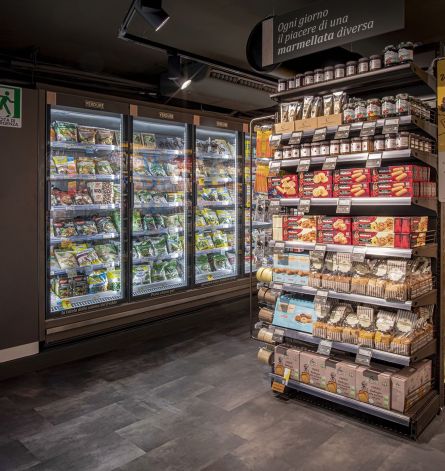 Arredamenti per locali pubblici, retail, minimarket : dettaglio scaffalatura 