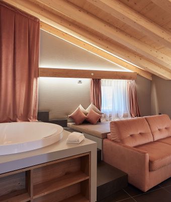 Arredamenti per alberghi: suite in stile moderno, tutto legno con vasca idromassaggio e zona relax