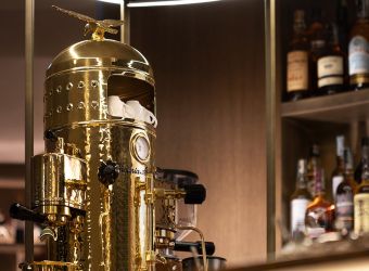 Arredamenti su misura per alberghi lusso : dettaglio macchina del caffe