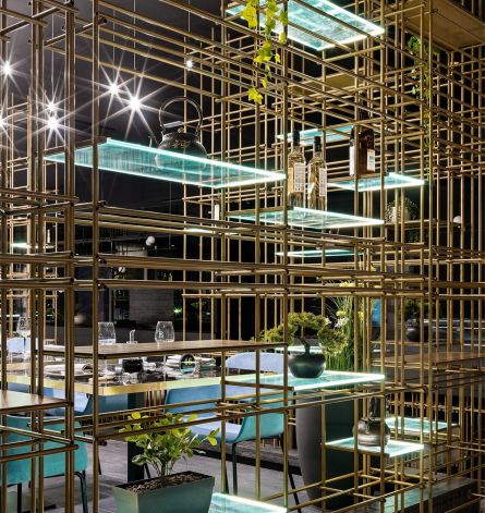 Sushi restaurant arredamento sala ristorante : parete divisoria in metallo e divisori in vetro