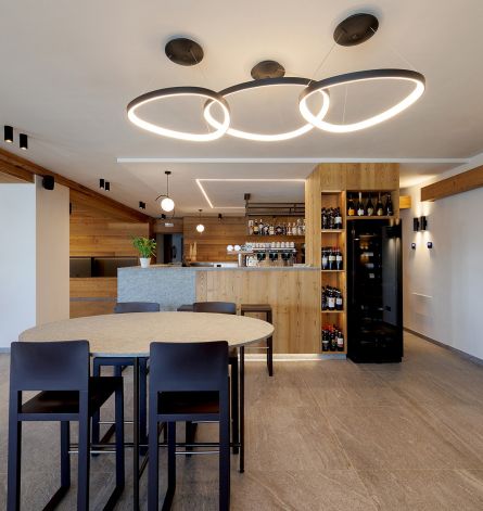 Arredamento su misura per B&B : bar, illuminazione e area comune