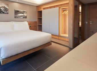 Arredamenti su misura per camera d'albergo: elementi in legno su misura