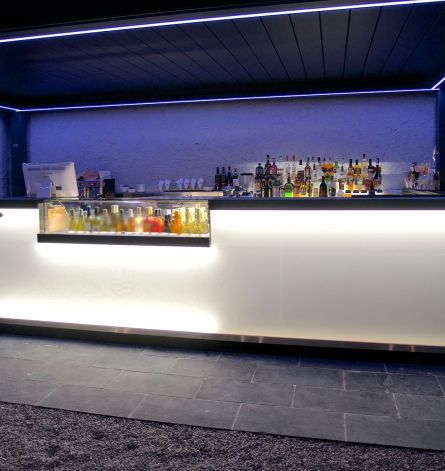 Arredamento su misura per alberghi e bar : bancone bar esterno