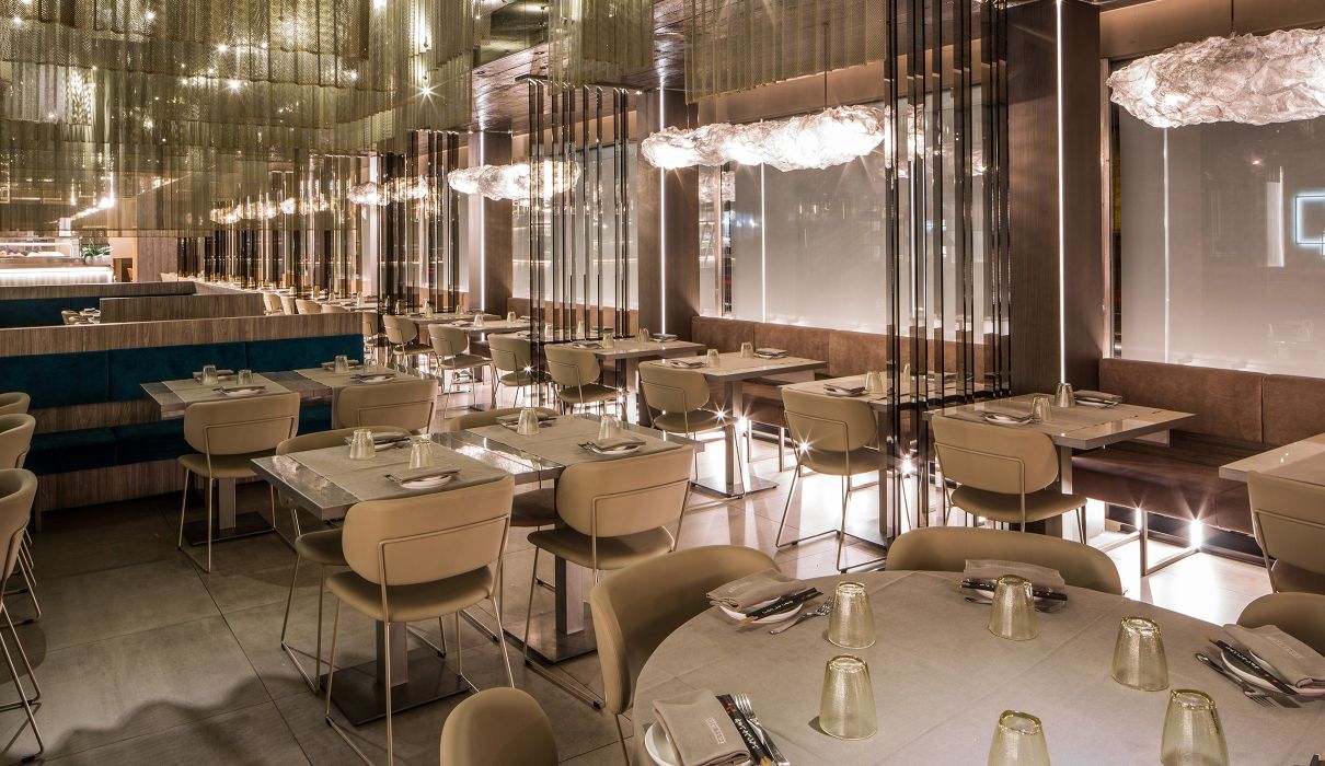 Sushi restaurant arredamento sala ristorante