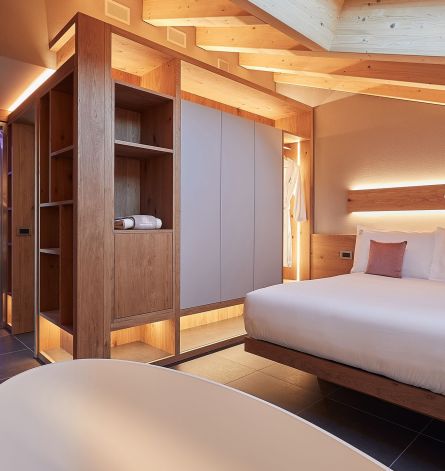 Arredamenti per alberghi: suite in legno moderno con bagno turco 