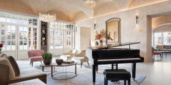 Arredamenti su misura per alberghi lusso : zona comune con pianoforte