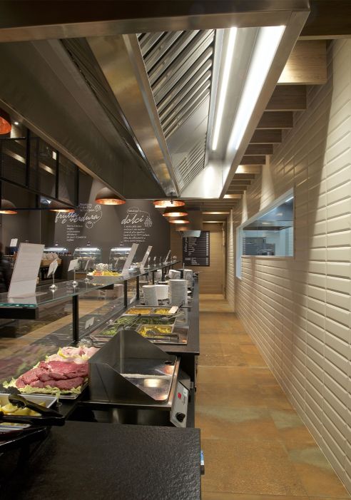 Arredamento su misura per ristoranti self : dettaglio banco alimentare