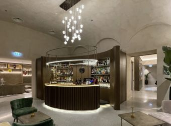 Arredamenti su misura per alberghi lusso : banco bar e zona comune
