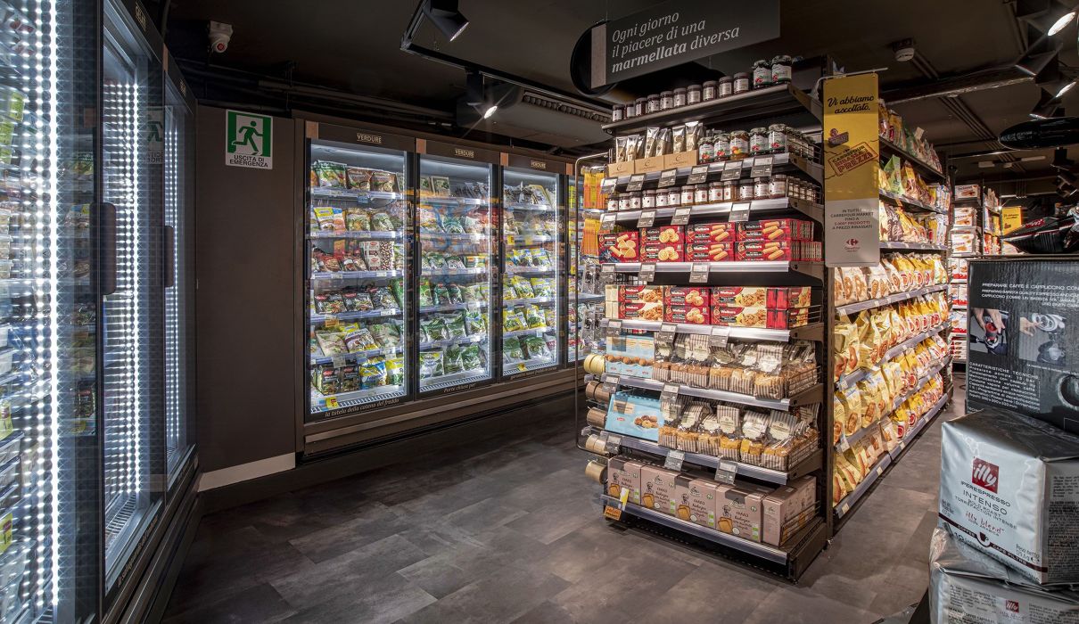 Arredamenti per locali pubblici, retail, minimarket : dettaglio scaffalatura 